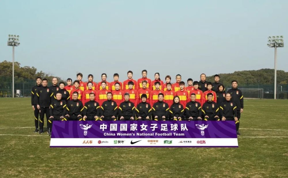 当他们遇到反牵引联盟的主力反抗军安娜方后，两人的人生轨迹彻底改变，他们将要面对的就是影片反派瓦伦丁